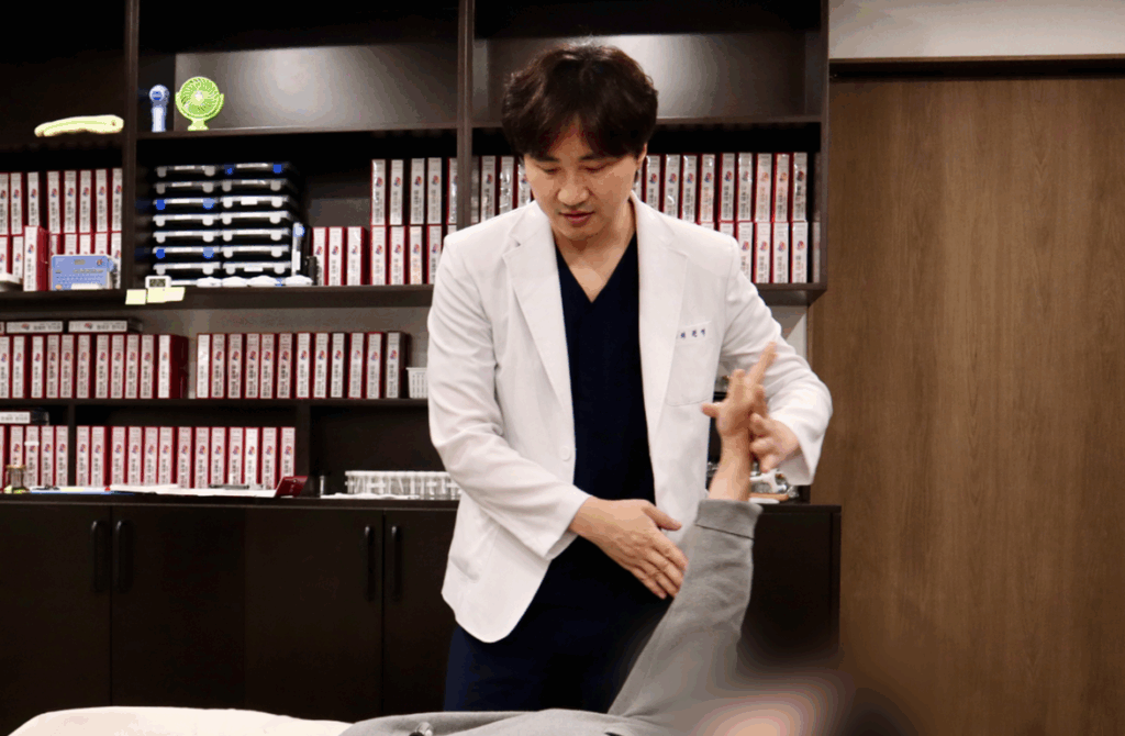명쾌한 최원장이 명쾌한 알러지 검사를 하며 근육반응 검사를 진행하고 있다.
